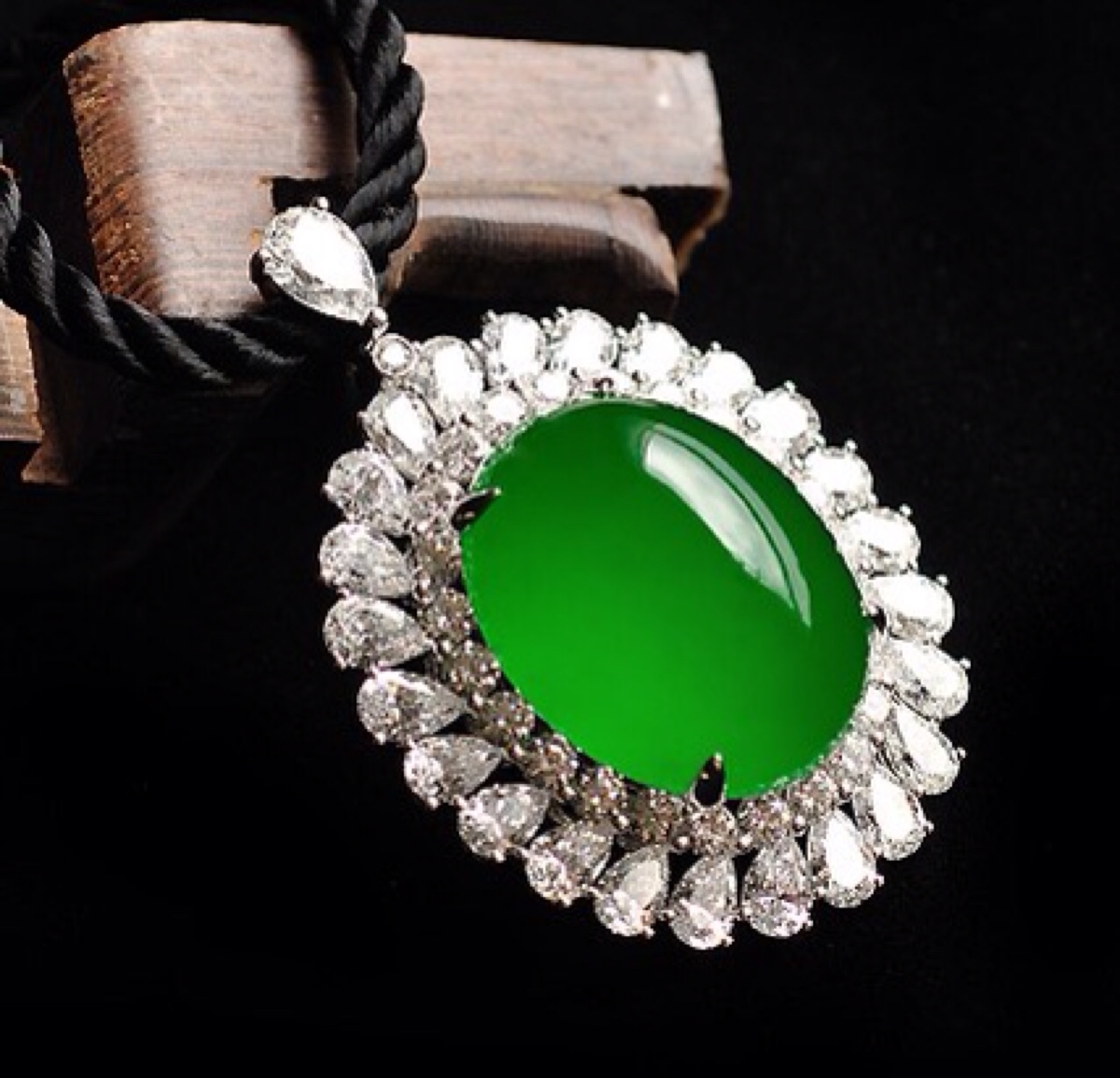 翡翠|色差一分，价差十倍，翡翠的色贵在哪里？