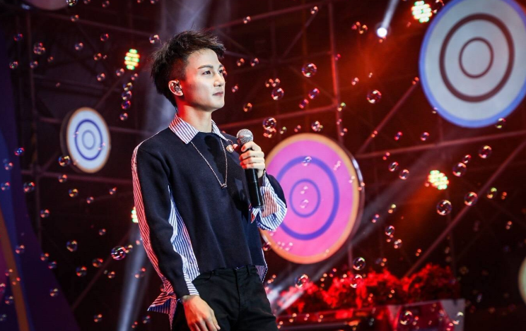 华灯|周深：搞艺术都是靠天赋的，并且需要后天努力才能保持这种精进