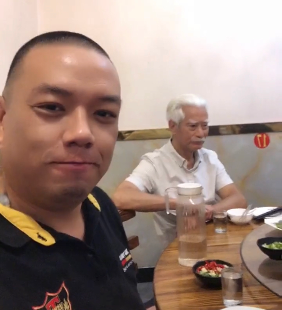 高雄|浙江金华：74岁高雄吃排档，一头银发惹眼，“霍元甲”堪称经典