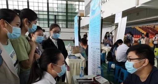 求职|招聘会现场：985/211大学毕业的学生留下，其余学生先离开！
