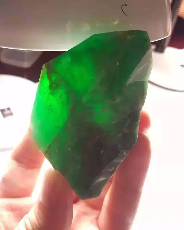 翡翠|400w买的半赌石翡翠原石一刀刀切出帝王绿，足足切涨1000w！！