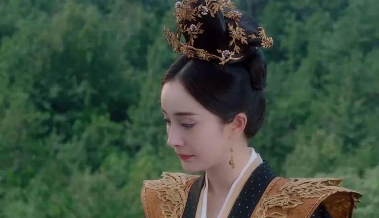 迪丽热巴|热巴最近一张脸很长，鞠婧祎的脸也很深