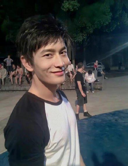 黄晓明 男明星自制力有多强?黄晓明吸氧也不忘吃烧烤,身材暴瘦惹人心疼