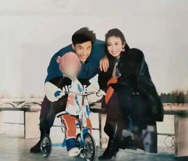 金晨|63岁老戏骨被曝离婚，与妻子是初恋，婚姻维持35年为何过不下去