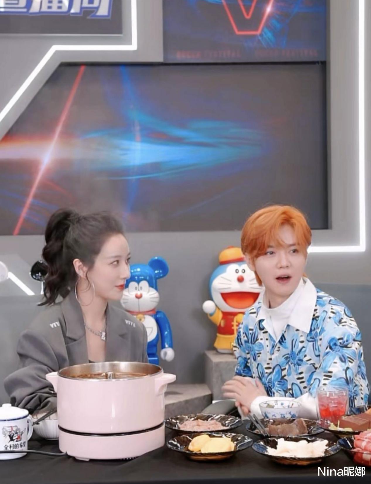 衬衫|鹿晗上薇娅直播真放得开，穿花衬衫染橘色短发打扮超酷吃火锅，“牛奶肌肤”都快比薇娅白