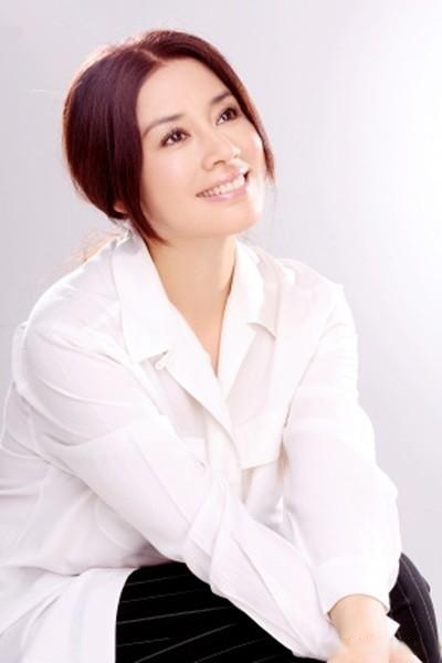 李凤绪|57岁的李凤绪，长发披肩休闲装扮，与老公结婚多年无绯闻，是真爱