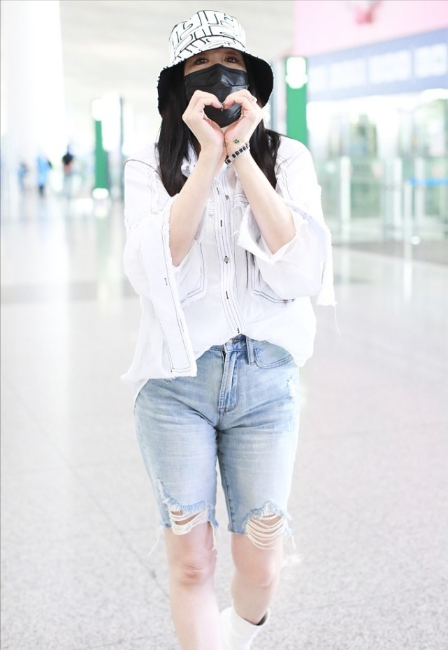 Lady变美日记|钟丽缇和两个女儿同框,穿减龄装扮清纯,更像是大姐姐