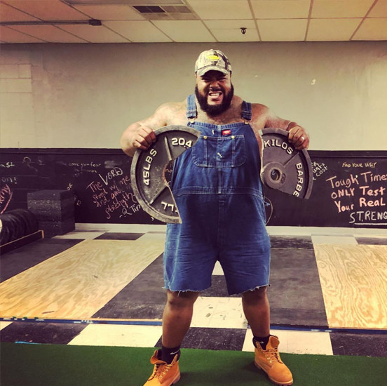 健身|超重量级的力量大神，体重197公斤“无装备”卧推355公斤