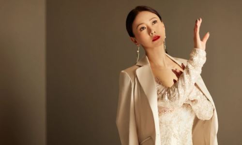 翁虹|53岁翁虹写真大片曝光 曾是亚洲小姐选美比赛冠军