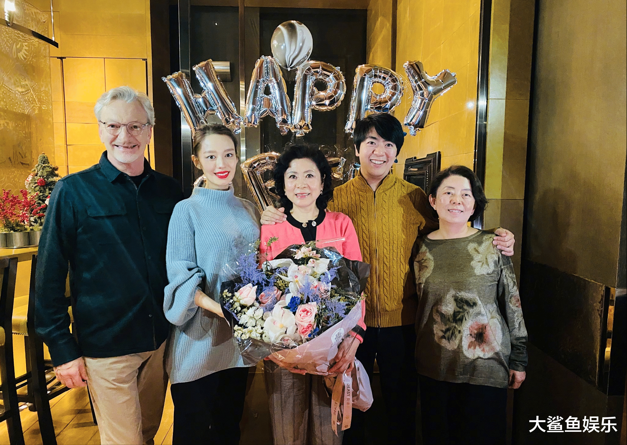 郎朗|郎朗罕见和岳父岳母同框出镜，岳父穿黑色夹克配满头银发，儒雅又帅气比女婿还抢镜