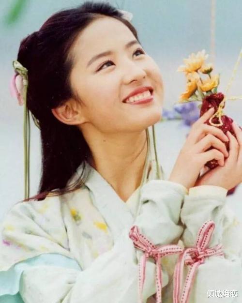 刘亦菲|刘亦菲拍照为什么从来不露腿？原因很简单，下半身是硬伤