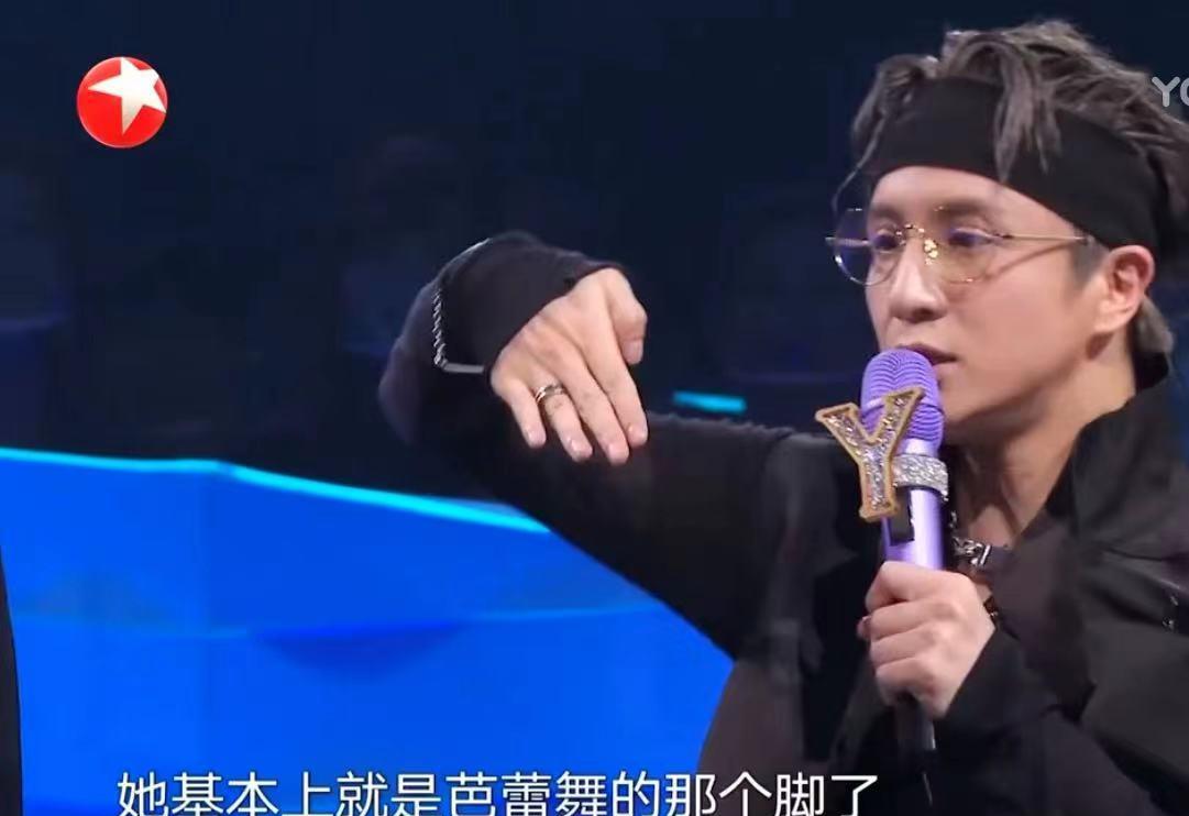 戴佩妮|戴佩妮穿恨天高表演,薛之谦调侃她踩高跷,结果一句话让他闭嘴