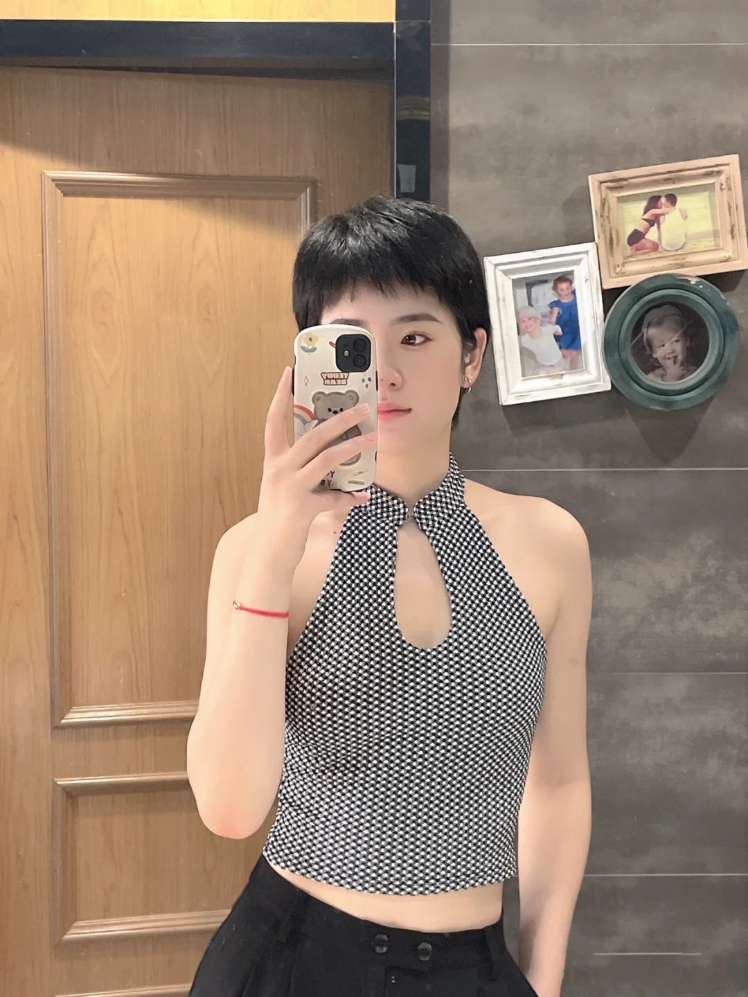 赵奕欢 短发和高腰小背心，合适！