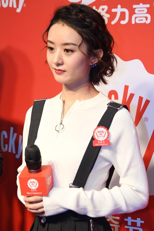 穿衣搭配|赵丽颖离婚后，穿着打扮好有少女感，百褶裙配短发，妥妥少女范