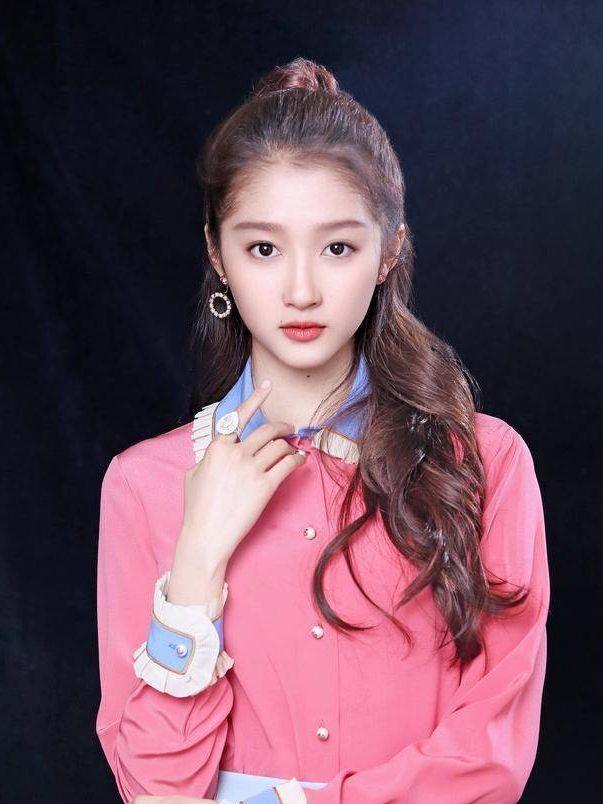 关晓彤|关晓彤和张艺兴考取编制进入话剧院，为将来早作打算