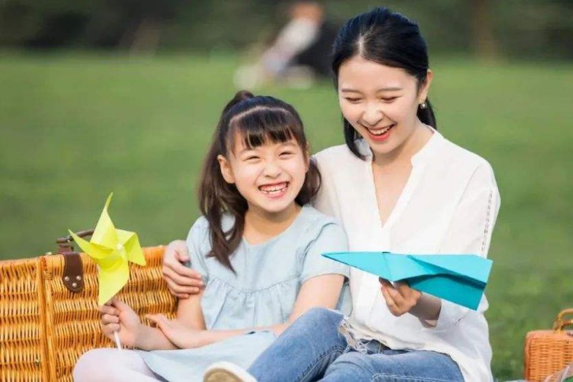 蔡少芬|网红妈妈直播中拉低领口，5岁儿子用力上拉：女孩子不能露肩