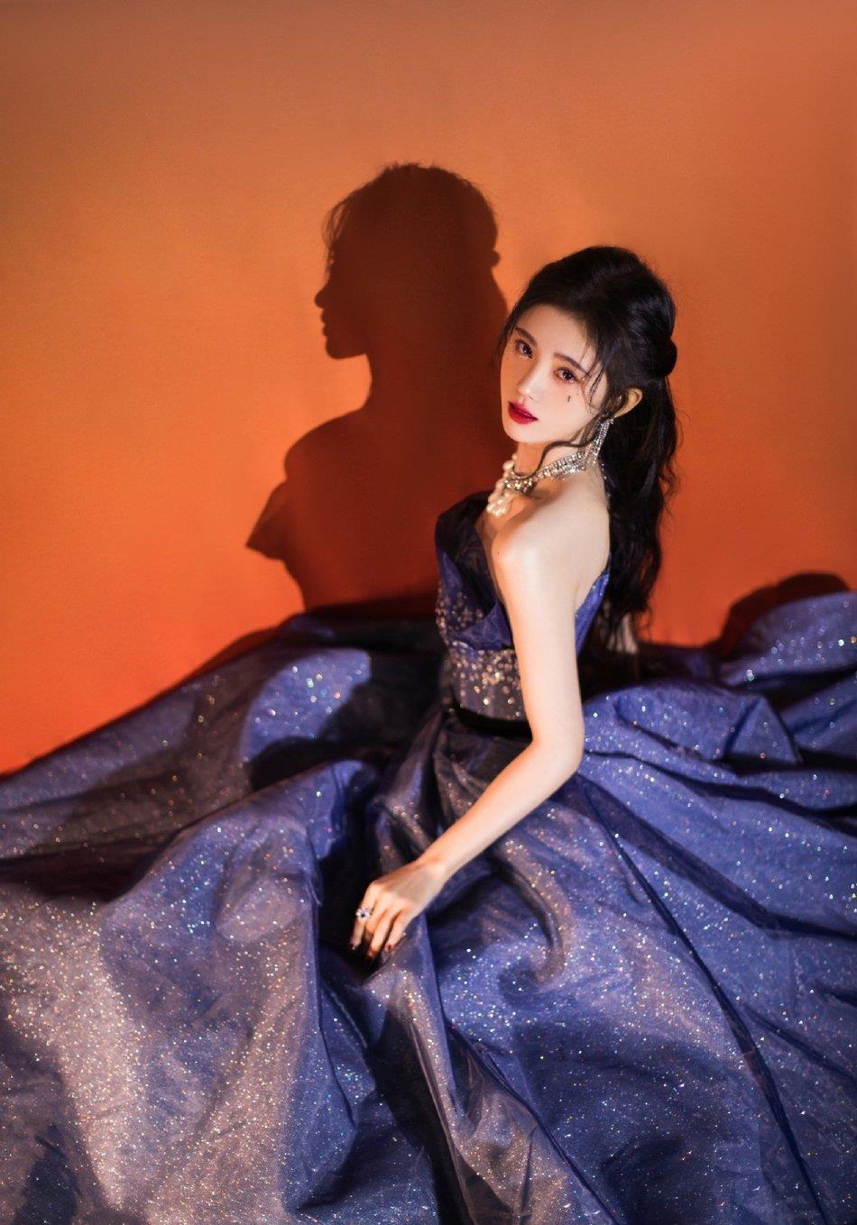 晚礼服|烟花下的鞠婧这么浪漫?穿深蓝色纱纱裙,满身星星自带梦幻朦胧美