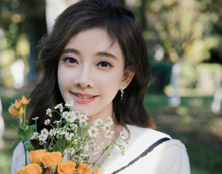 王力宏|冯提莫练习室美照，小蛮腰遇上直角肩大秀好身材，风格大变引热议