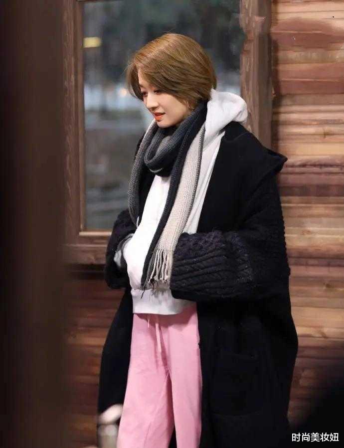 短发|马伊琍离婚后终于美回来，穿卫衣配粉裤子，染棕色短发好减龄