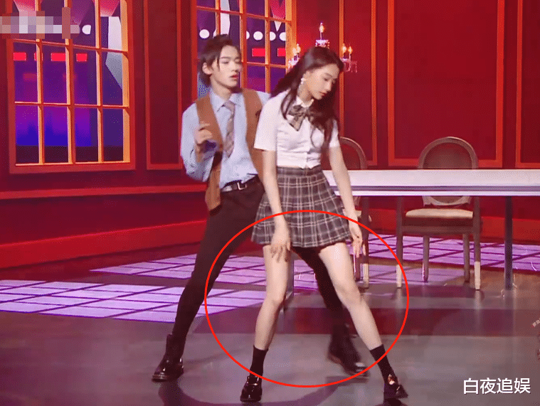 关晓彤|都说关晓彤是“腿精”女孩，《王牌6》遇到杨幂，我承认我改观了