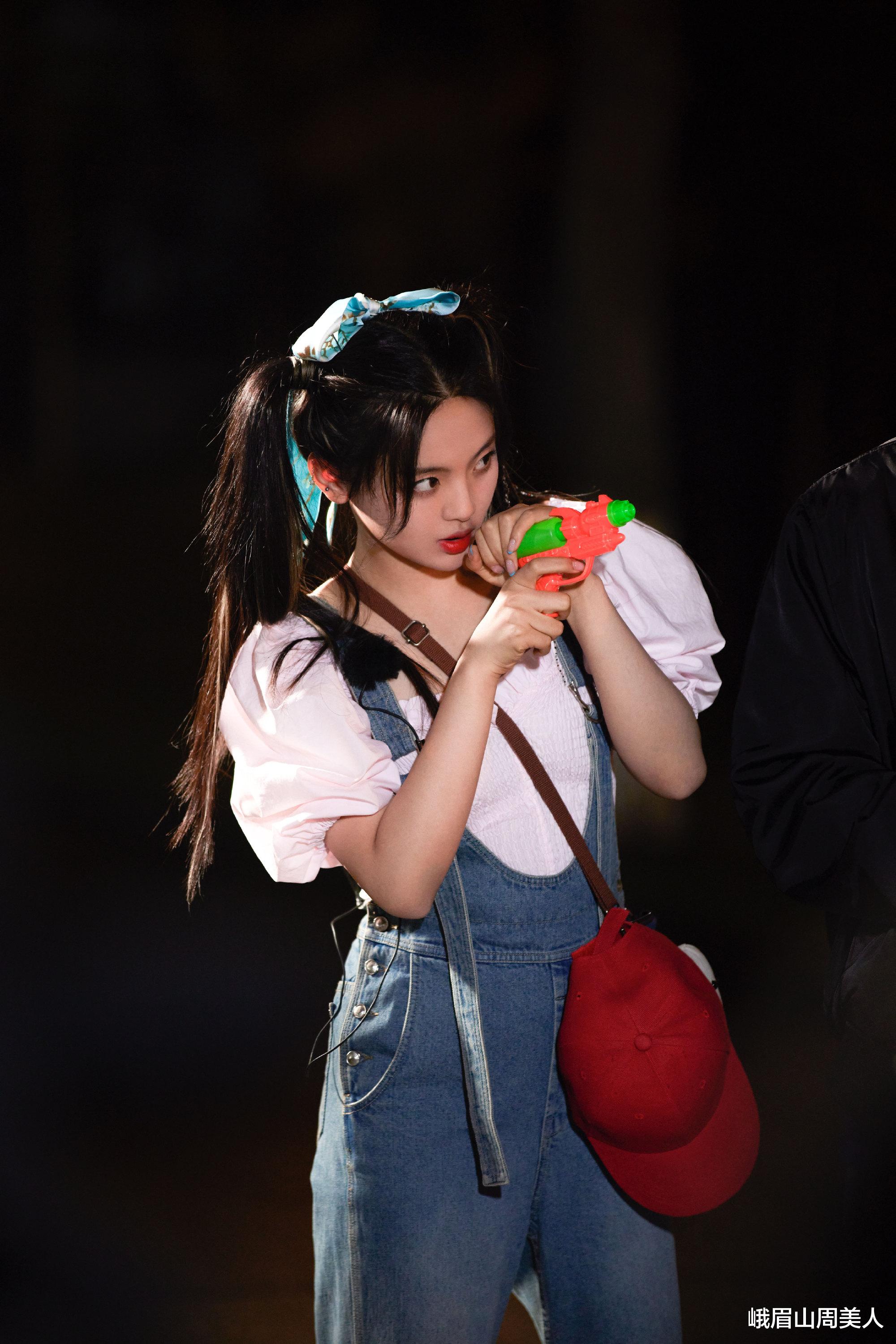 杨超越|被杨超越最新写真美到了，穿水手“制服”配白丝袜，清纯感满满