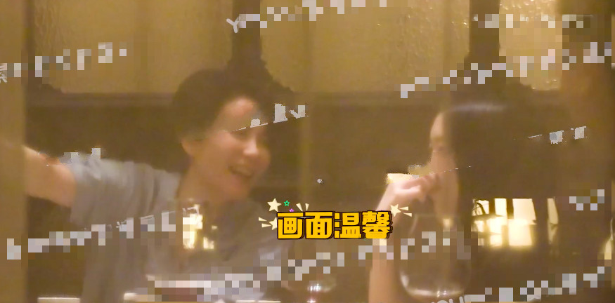 王菲|王菲现身聚会兴致高，和李嫣搭话烟酒不离手，对方态度冷淡无回应