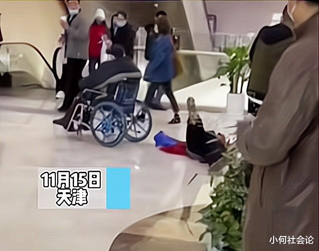 天津老人独自带老伴去医院，找不到方向躺地上大哭，看着让人心疼