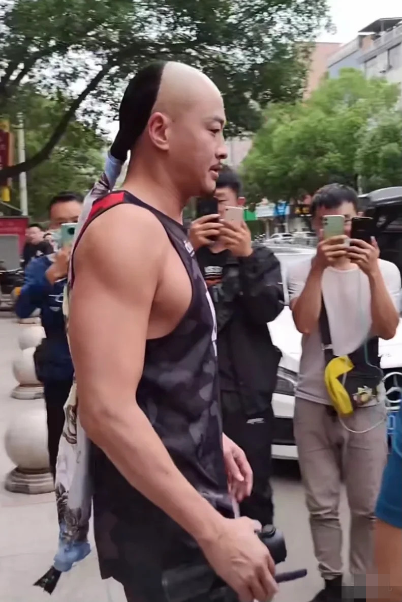 何润东|46岁何润东现身身材比《风云》时期还强壮，看脸像个小老头