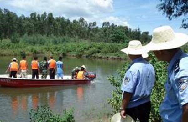 女孩 水上漂浮的铁皮箱，一具怀孕七月的女尸，一场长达十二年的追捕