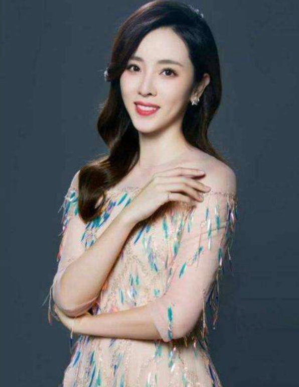 李思思|央视主持人李思思晒私下照，坐c位瓜子脸好美，张韶涵筷子腿抢镜