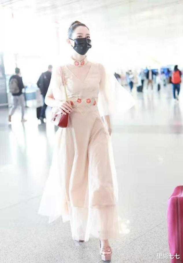里尚七七 吉娜走机场也太端着了，一袭薄纱裙和旁人格格不入，隆重过头了