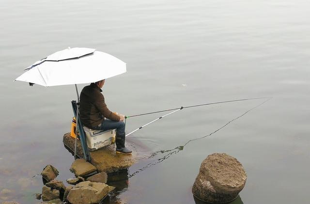 |印度钓友落后30年，为何还能钓到鱼？国内钓友去钓鱼会怎样？