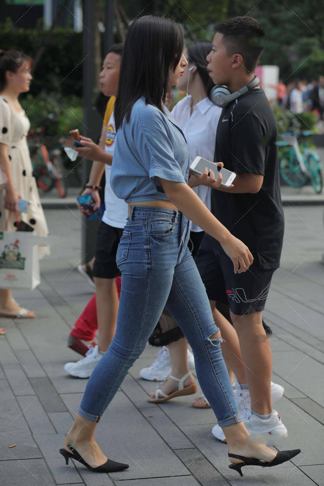 牛仔裤|牛仔裤太日常化?不妨试试搭配衬衫,职场范儿十足