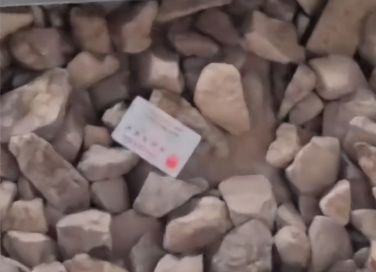 安然说社会 河北一女子身份证掉入火车铁轨里,听到发车铃声后,她差点绝望