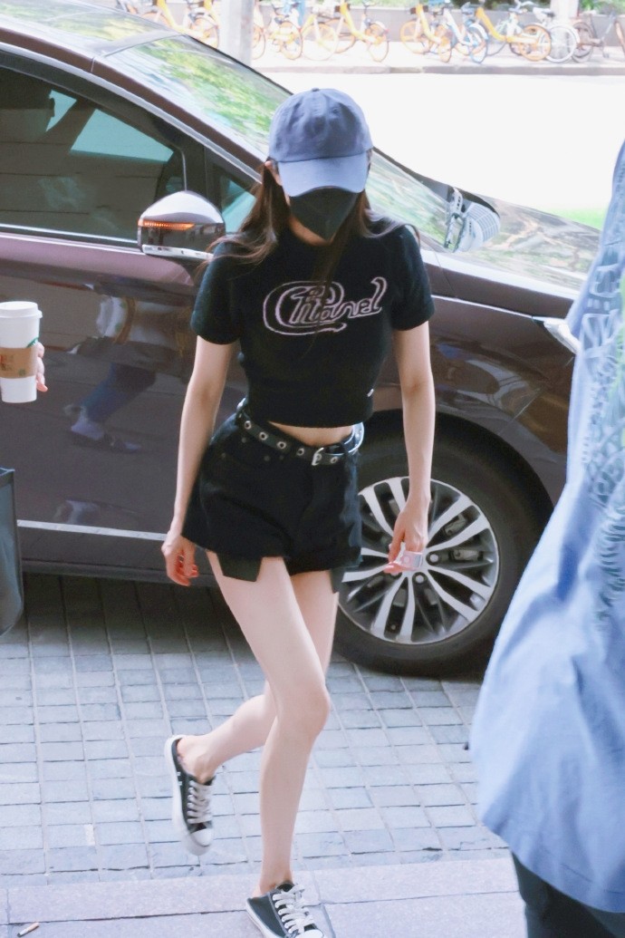 混搭时尚Anna|杨幂为了美真舍得破费,穿1万8的露腰T恤真奢侈,不过身材配得上