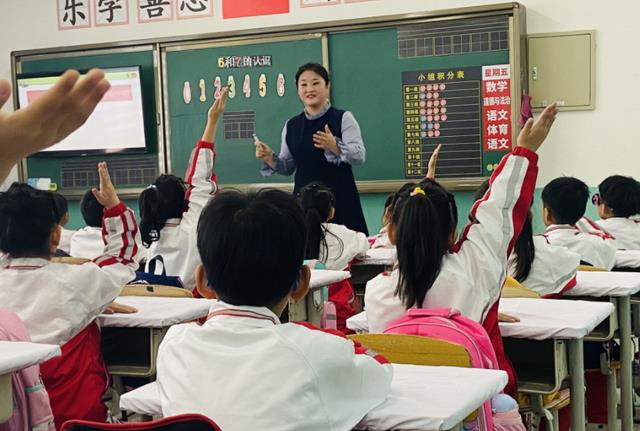 教师|教师招聘怪状：一边招不到人，另一边扎堆报名，到底是什么原因？