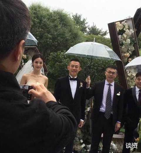 侯勇|54岁侯勇带三婚娇妻逛街,小20岁娇妻身材颜值不输明星,搂腰似热恋