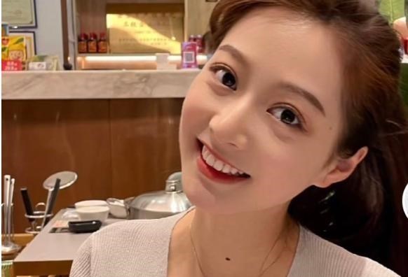 冯琳|“领诵员”冯琳再次登台朗诵，端庄又大气，已经脱掉不少学生气