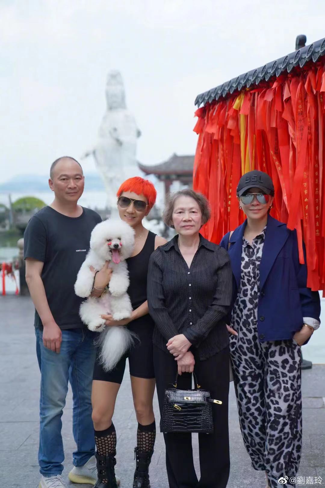 加菲猫说时尚|刘嘉玲一家烧香祈福！母亲背40万包露富了，弟媳红毛丝袜太不得体了