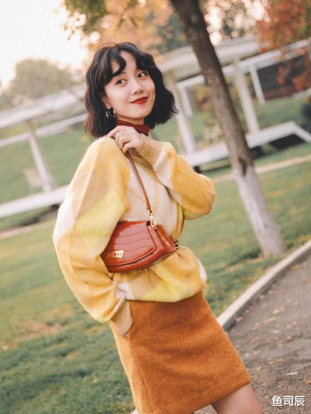 鱼司辰|秋冬怎么能少了毛衣呢！经典款浅蓝色毛衣搭配白色半身裙，太美了