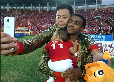 羊城派 穆里奇虽已迟暮，仍获广州球迷掌声