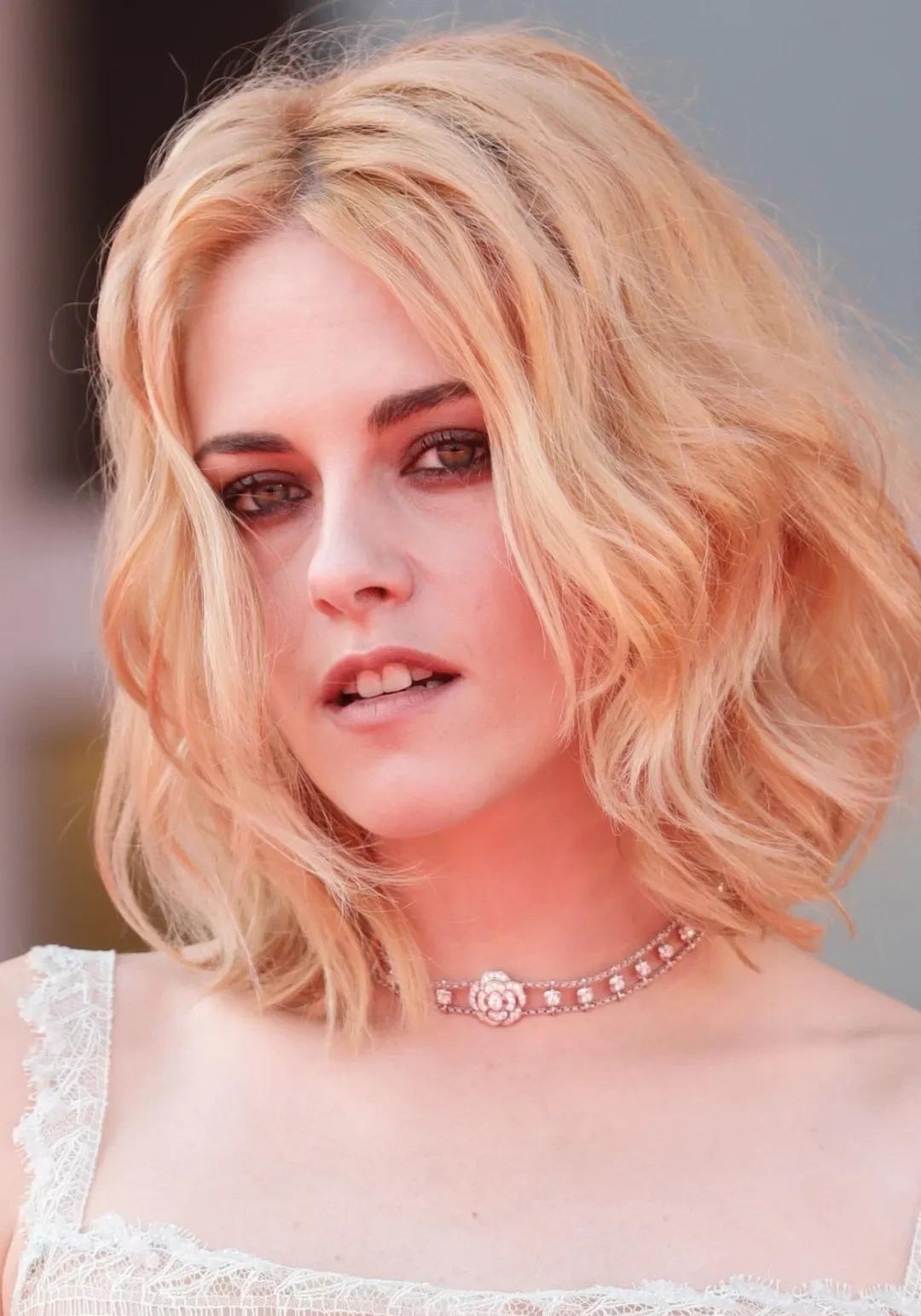 育邻人|组图：“小K”克里斯汀·斯图尔特携《斯宾塞》现身电影节