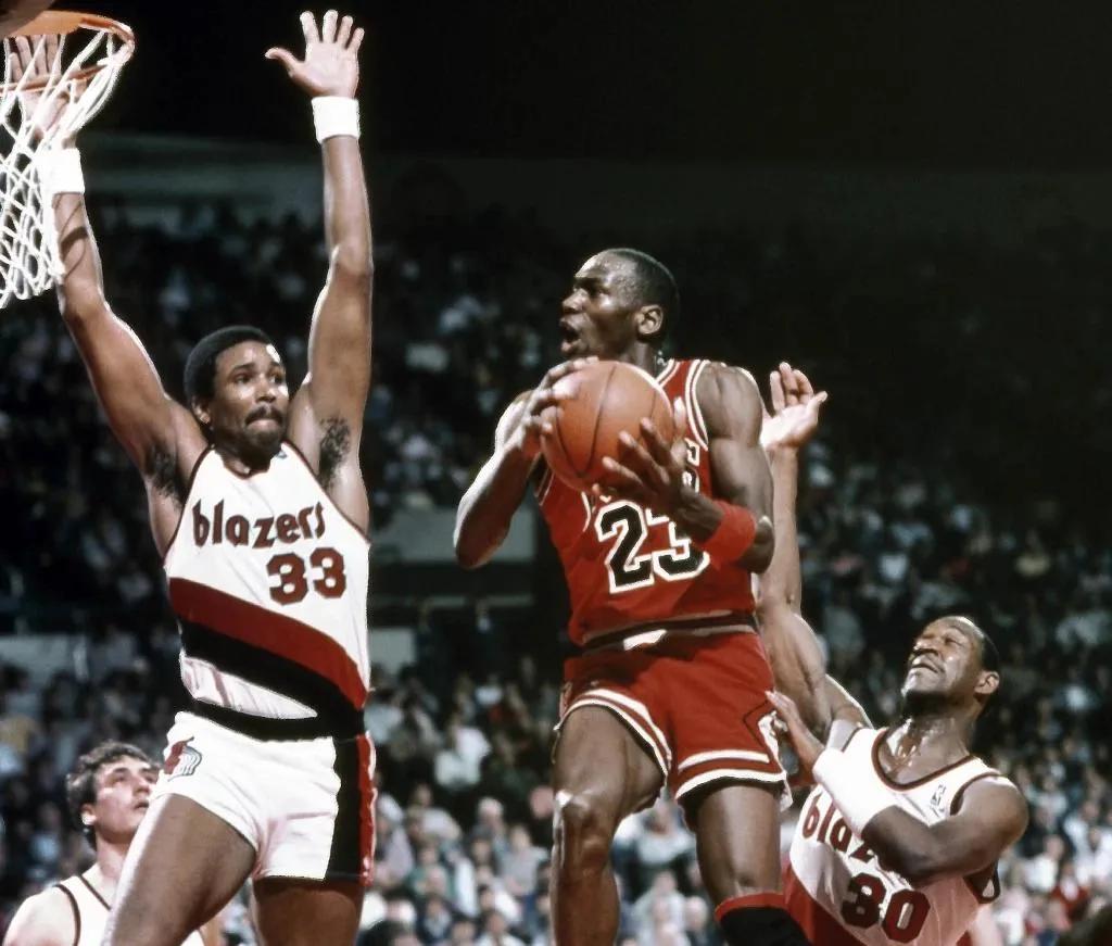 張伯倫|美媒列出了聯(lián)盟歷史上50個(gè)單月場(chǎng)均得分最高的完整列表，現(xiàn)役三人