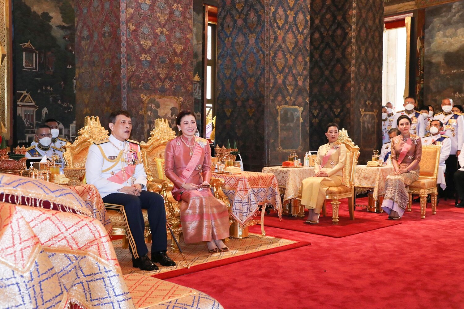 全球时尚风行 苏提达最新造型惊艳!粉裙太好看,手拿纸扇太有中国风,赢了贵妃