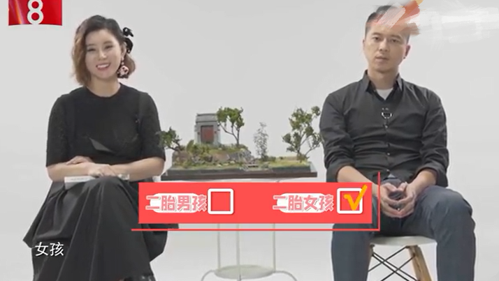 李小萌|36岁李小萌挺孕肚深夜会友，气质出众送飞吻道别，帅气老公陪在侧