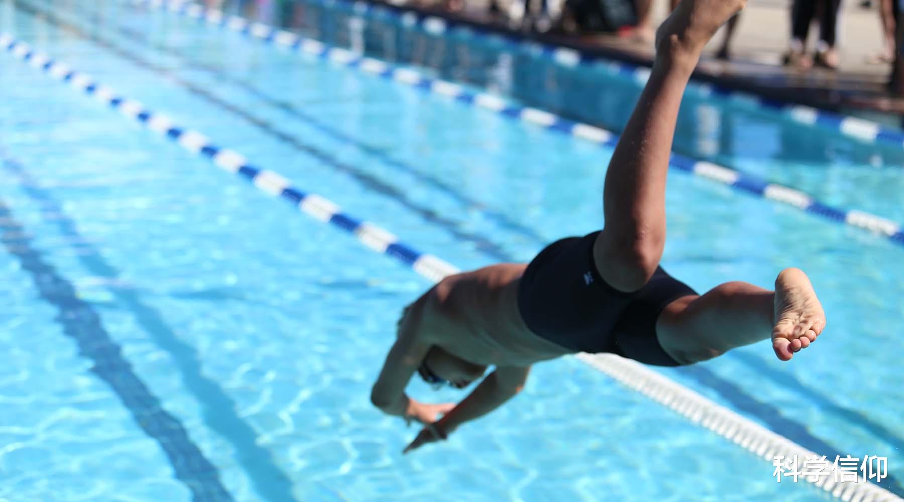 尿酸|游泳时为什么总是想小便?是因为水喝多了?不