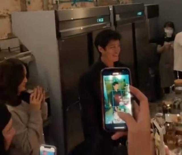 陈乔恩|陈乔恩为小9岁男友庆生，大方搂抱任由好友拍照，举酒杯作风豪迈