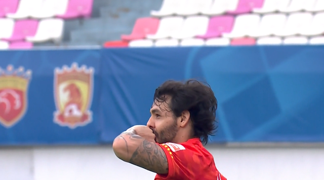 憨爸爸育儿|高拉特韦世豪双双梅开二度，卡帅竖起大拇指，广州队4-2沧州雄狮