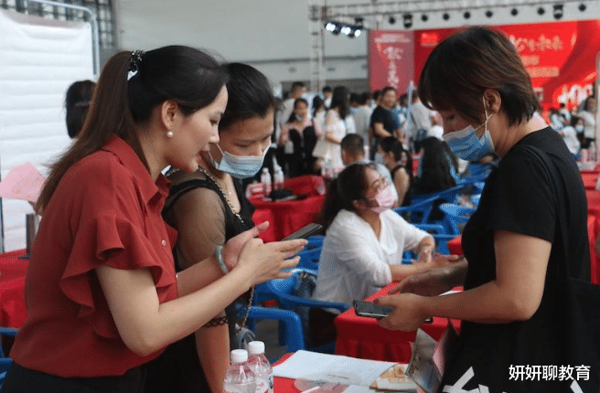 大学生|大学生的“迷惑求职观”：月薪过万无人问津，月薪3000扎堆疯抢