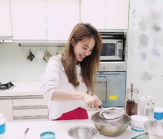 阳光语言矫正说|参观蔡依林现实中的家,如今是半退隐状态,闲来无事还在天台种菜